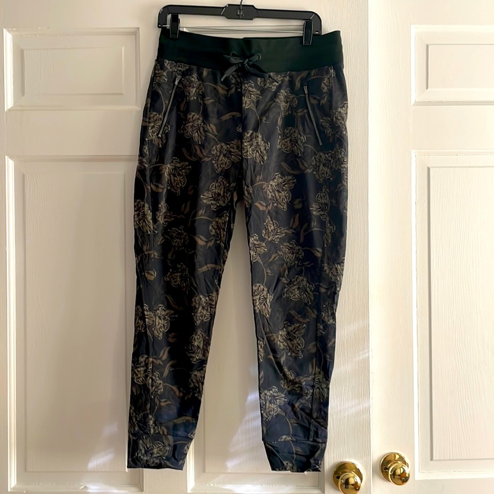 Athleta Trekkie North Printed Jogger size 8. Green floral.